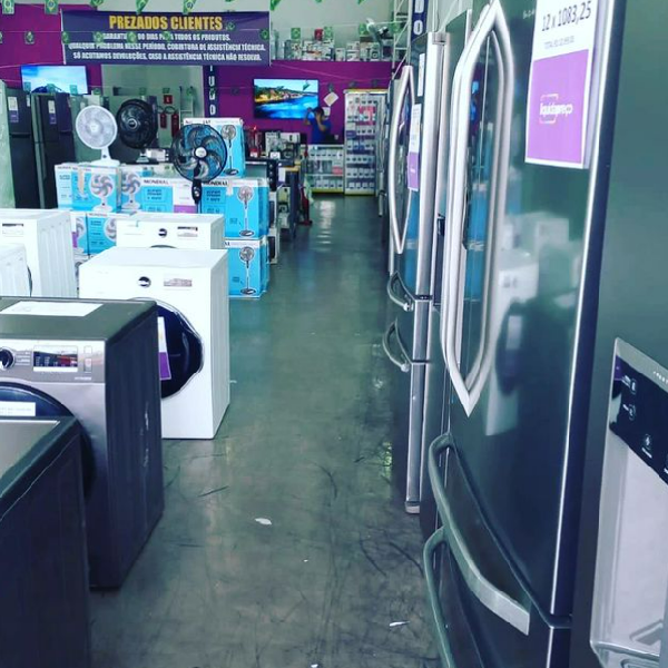 Foto mostrando geladeiras e máquinas de lavar roupas.