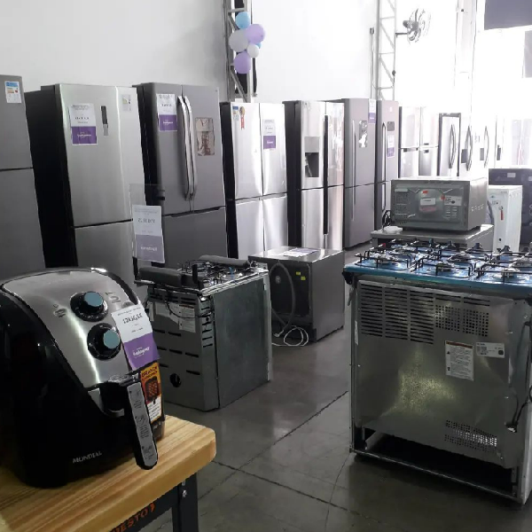 Foto de geladeiras, mostrando air fryer e fogões também.