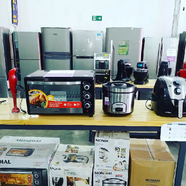 Foto de forninhos elétricos e air fryers.