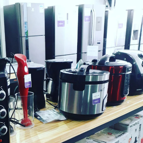 Foto de panelas elétricas e air fryers.